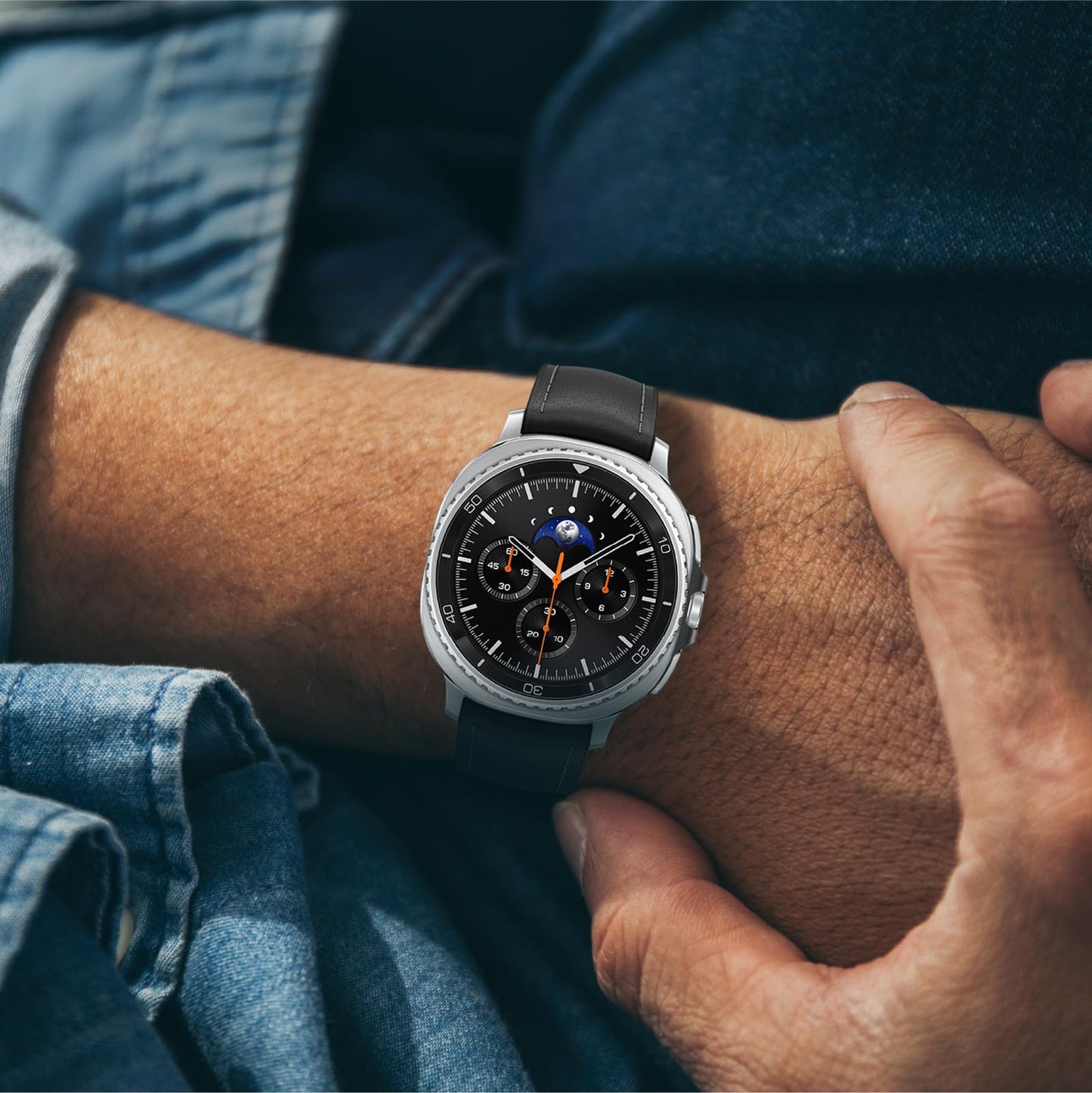 Advanced Smartwatch with Health & Fitness Tracking